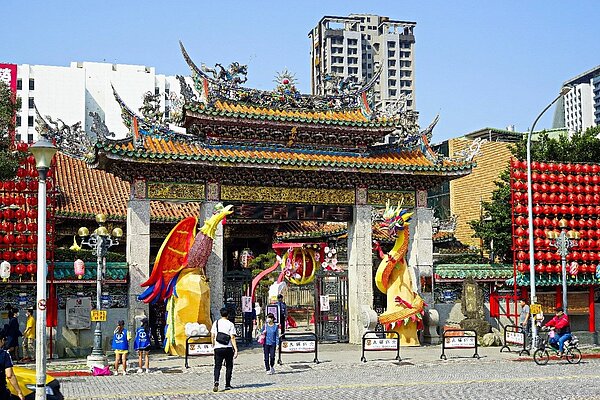 艋舺龍山寺香火鼎盛,歷史悠久。圖/台北市觀傳局提供