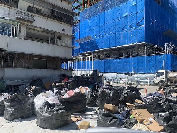 議員陳怡君接獲受災戶陳情,因吊掛作業未考量住戶取物需求,完全沒有標註哪一戶,甚至吊掛落地放置凌亂、順序也混亂,且以相當重的太空包重複堆疊壓置,受災戶根本難以找尋自己家中物品、取物困難。圖/陳怡君提供