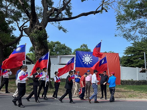 連續10年舉辦的插國旗活動，讓沉靜的老眷村再現國慶歡騰氛圍。
圖／高雄市國軍眷村文化發展協會

