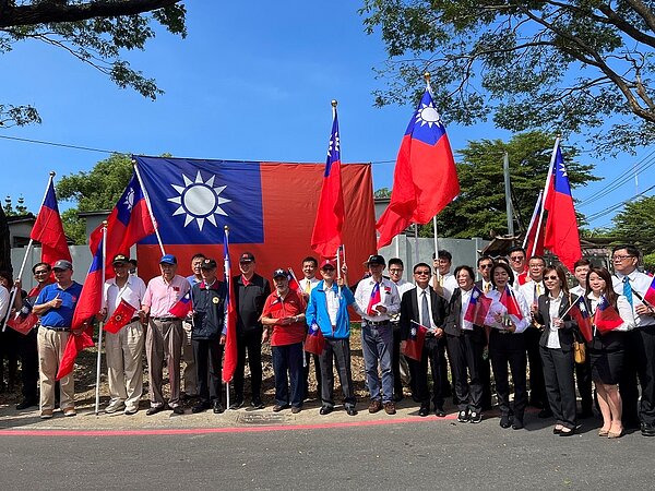 「慶祝112年國慶插國旗活動」有許多眷村二代都來參加。圖／高雄市國軍眷村文化發展協會
