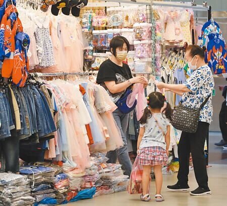 台經院昨公布最新景氣調查,8月三大營業氣候測驗點中,製造業、營造業皆上揚,服務業終結連3升轉為下滑。圖為民眾前往台北地下街逛街購物。(本報資料照片)