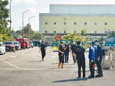屏東消防局火災調查小組、刑事局鑑識人員等一行人25日一早進入火場進行調查。(謝佳潾攝)
