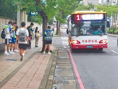 
TPASS通勤月票上路後，桃園市區公車從去年7月257萬人次提高到289萬、增加13％，9月開學可望突破300萬人次。（蔡依珍攝）
