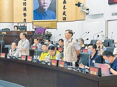 
台南市議會定期會25日進行「森霸電廠二期建廠工程及儲能廠設置」專案報告，市府官員出席報告。（洪榮志攝）
