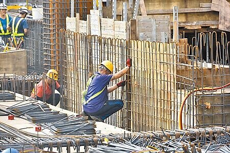 今年公建經費迄8月經費達成率55.8%,創16年同期新高,估明年中央公共建設經費5,886億,續創新高,有助於提振明年的經濟景氣。圖∕本報資料照片