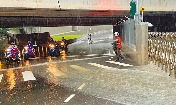 板橋新興橋下涵洞遇強降雨易出現積水。圖／新北市水利局提供