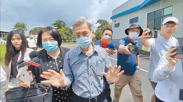 屏東縣政府25日就工廠大火違失開罰明揚國際,明揚董事長劉安晧(中)現身救災現場,卻一問三不知。圖/民眾提供