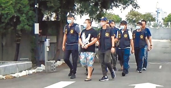 刑事局中打破獲以陳姓男子為首的暴力討債集團，逮獲11名集團成員，依妨害自由、恐嚇取財及傷害等罪嫌送辦。（警方提供／林欣儀台中傳真）