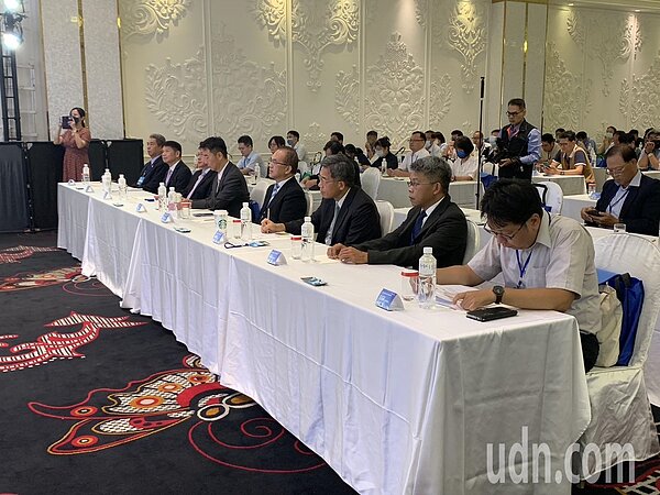 交通部今在高雄舉辦國道7號新建工程計畫廉政平台啟動儀式，現場來了上百人。記者吳慧芬／攝影 