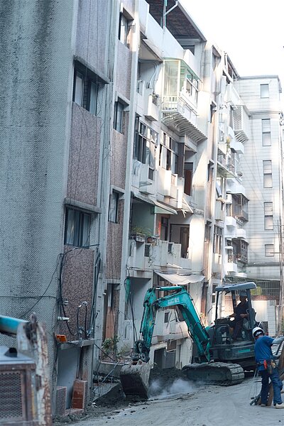 眼看家就要被拆,傷心加上近日奔波身心俱疲下,今天也有住戶忍不住崩潰大叫。記者蘇健忠/攝影