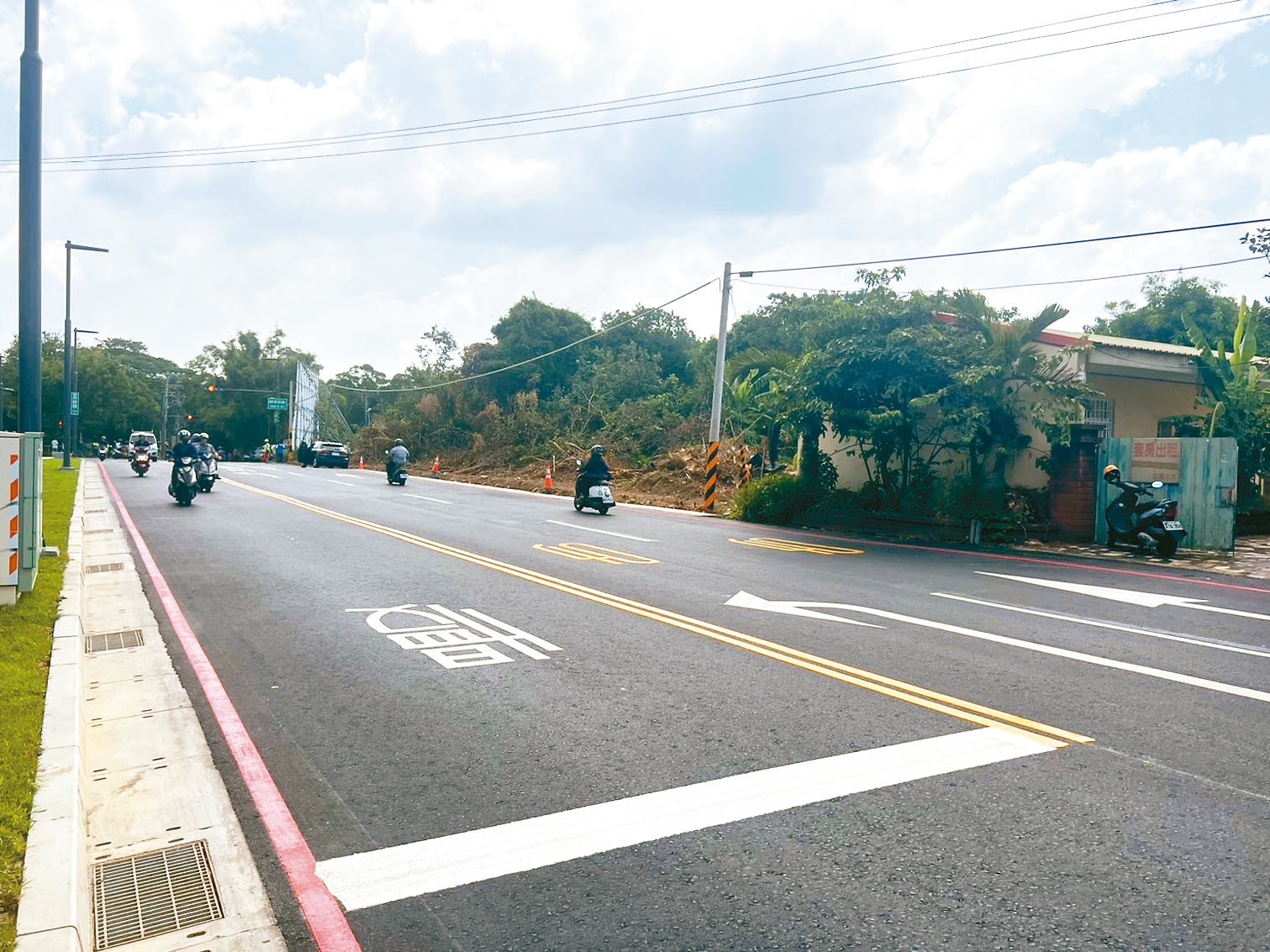 竹市高峰路拓寬工程將原本僅5至7公尺寬、最窄處僅1車道拓寬至3線道，並增設人行道提供行人安全通行空間。記者郭政芬／攝影 