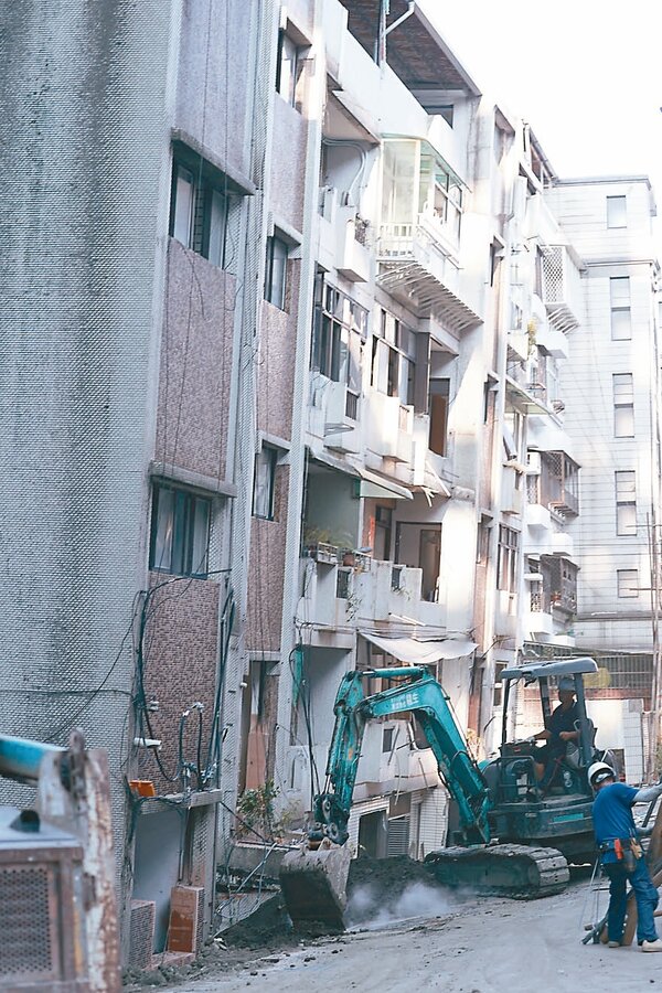 大直塌陷的25戶民宅今天開始拆除，北市建管處昨進行前置作業，先在周圍實施灌漿等作業。記者蘇健忠／攝影 