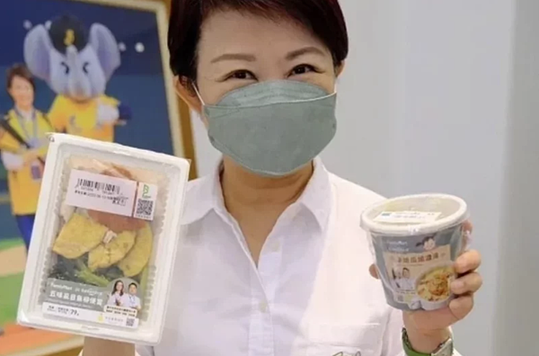 中市安心午餐劵數位化10月1日上線,教育局統計有2.2萬名孩子受惠。圖/市府提供