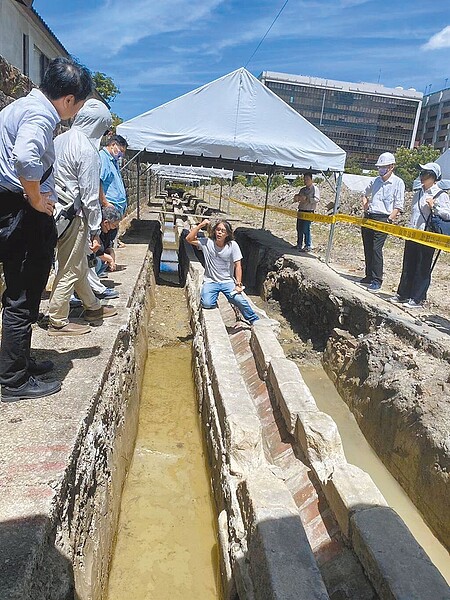 台北市金華社會住宅陸續挖出「尖底明溝」及2件史前陶片，北市文資會25日審議，同意尖底明溝登錄為歷史建築。（台北市文化局提供／蔡佩珈台北傳真）