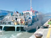 綠島交通船噴黑煙　遊客以為失火