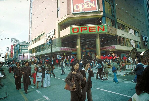 西門町來來百貨（1978-2003）的外觀十分具有設計感，是我非常喜愛的建築之一，目前是誠品生活武昌店所在地。