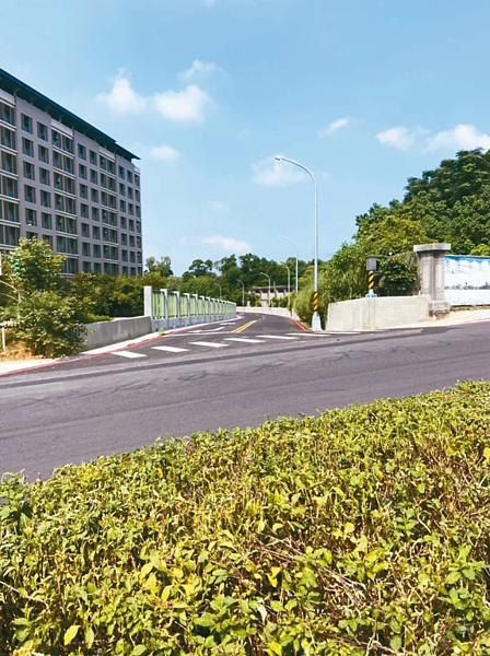 柔道好手楊勇緯后里老家所在巷道狹窄,有消防風險,市府打通擴寬道路,上周完工通車。圖/里長郭明洲提供