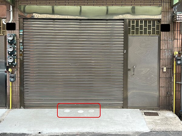 收到汙水下水道收費通知後，大樓社區用戶可向管理委員會詢問是否社區有接管，透天房屋住戶則可檢視房屋前後方鄰接公共排水溝處是否有直徑15公分並標示「污水」字樣的白色塑膠或金屬製的孔蓋。新竹縣政府提供