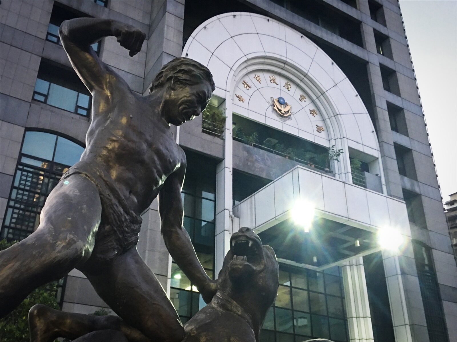 台北市、台南市警局員警7月25日中午前往張男位於新北市中和區的住處執行搜索，當場查獲大麻1.5公克、毒郵票2張、大麻研磨器、大麻菸油、吸食器等證物。記者李隆揆／攝影 