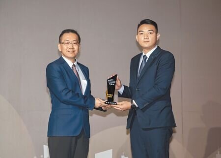 經濟部主任祕書楊志清(左)頒發【代銷類】年度績效卓越獎給漢華行銷團隊業務部副理簡奕揚(右)。(林勝發攝)