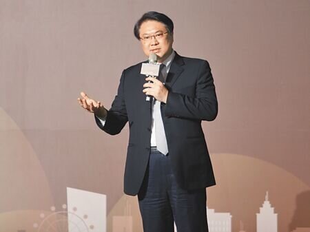 內政部長林右昌出席致詞,並與得獎房仲業者合影。(陳怡誠攝)