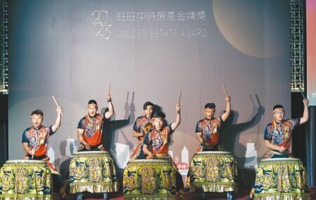 旺旺中時舉辦的「2023第二屆中時房產金牌獎頒獎典禮」26日登場,勁騰龍獅鼓藝坊氣勢磅礡的鼓聲,揭開活動的序幕。(陳怡誠攝)