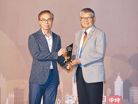國發會國土處呂登元副處長(左)頒發【建設類】信譽品牌精湛獎給日健機構董事長連進財(右)。(陳怡誠攝)