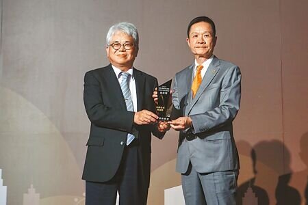 國產署署長曾國基(左)26日出席中時房產金牌獎頒獎典禮,台灣房屋集團總裁彭培業(右)代表亞洲健康城領取建設類全齡住宅精湛獎。(鄧博仁攝)