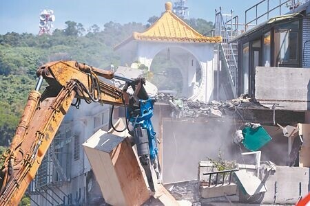 
基泰建設大直建案導致鄰房塌陷，台北市政府26日開始拆除受損民宅。（羅永銘攝）
