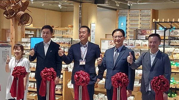 裕隆建設總經理羅文邑(右二)26日在為「MUJI無印良品全台首間國產材裕隆城示範門市」記者會後指出,「裕隆城」住宅開發案,目前暫無開發時程表,但由於「裕隆城」住宅基地面積高達7,510坪左右,未來傾向找品牌建商共同開發、合作。陳美玲/攝影