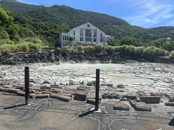 台北市陽明山中山樓前方就是「陽明山溫泉」的源頭,原本有滿滿的溫泉水,因氣候暖化、降雨量低,導致溫泉水枯竭,必須暫時關閉前山公園的公共浴池。圖/台北市工務局提供