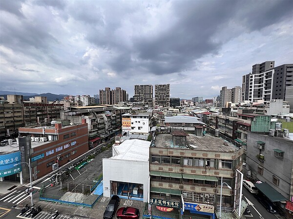 鄉林集團董事長賴正鎰宣布睽違十年,正式回歸台北核心蛋黃區的中山區吉林路推新案!整合20年的近1,100坪大型都更案基地,近百戶住家都已騰空點交並陸續完成搬遷,鄉林近日將開始整理地上物與拆除舊建築,預計今年底前正式開工並公開推案。鄉林建設提供