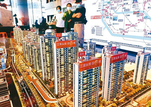 大陸知名房仲集團調整仲介費的收費標準,從目前房屋成交總價的2.7%調降至2%,並改為買賣雙方各承擔1%。(中新社)