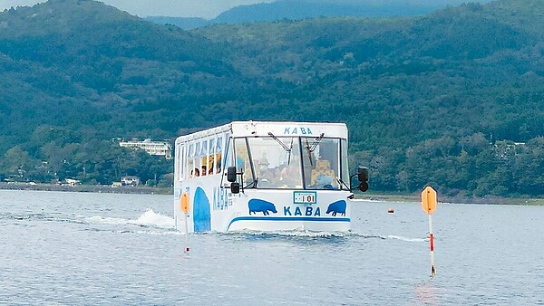 基隆市政府明年編列5000萬元預算,擬購入2輛俗稱「鴨子船」的水陸兩棲運具,打造港市觀光新亮點。圖為日本鴨子船「河馬號」在海上運行。(基隆市政府提供/徐佑昇基隆傳真)
