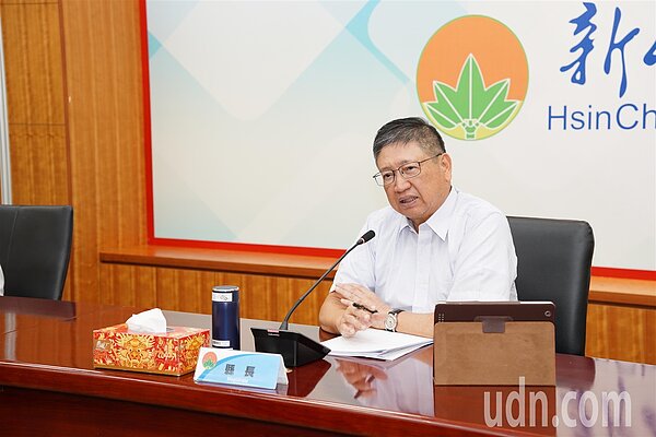 新竹縣長楊文科在主管會報上特別指示消防局及環保局,清查新竹縣所有廠商,將有存放中高度危險性的有毒及化學物廠商特別標示出來。記者黃羿馨/攝影