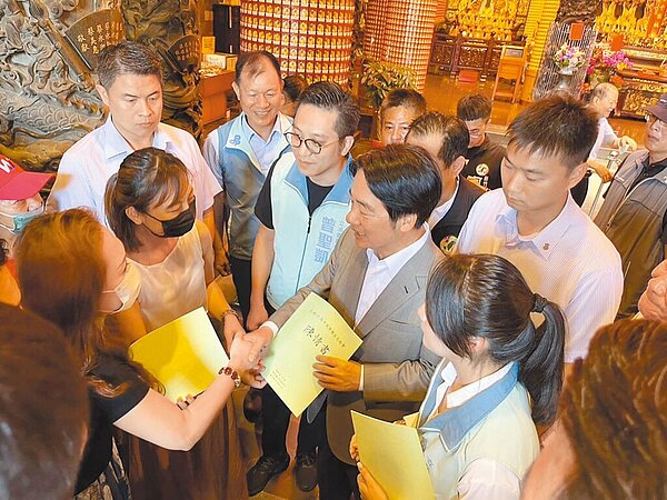 有家長擔心孩子就近入學困難，組自救會向副總統賴清德（右二）陳情，盼中央重視地方高中職擴班增額問題。（大新竹高中就學權益自救會提供／邱立雅竹縣傳真）