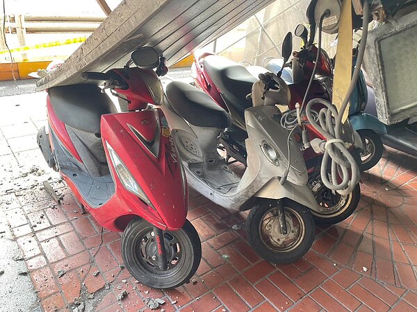 騎樓天花板坍塌，硬生生波及一旁停等的5輛機車。圖／好房網News記者徐沛琪翻攝