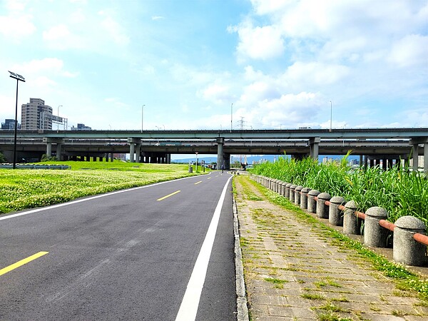淡水河畔高速公路橋下拓寬後照片。圖/新北市府提供