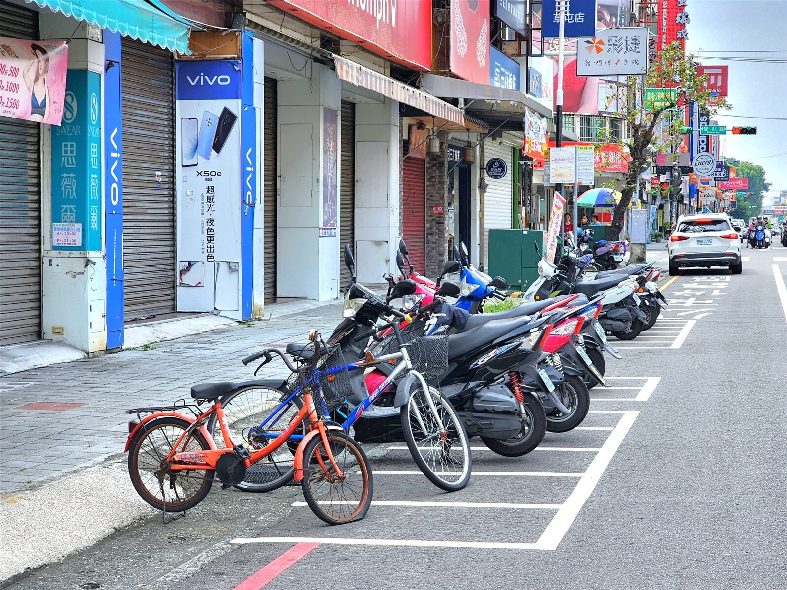 南投草屯太平路二段上一處機車停車格，長期放置2輛單車，不論Google街景更新、歲月更迭，它們都在。記者賴香珊／攝影 