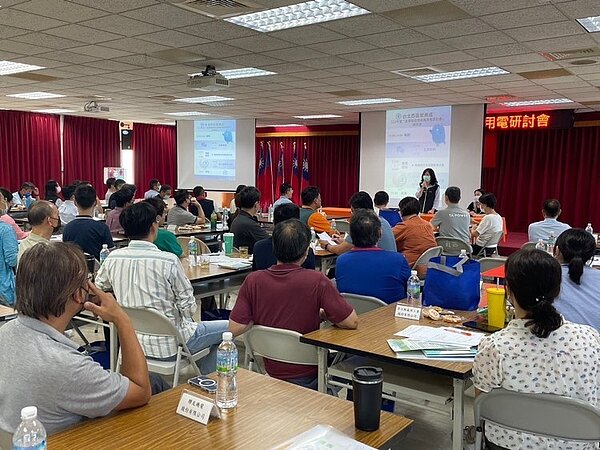 台電北西區處舉辦「112年金屬製品製造業用電研討會」,邀請30多家金屬製品製造業者參與,針對個別用電情況,做客製化的說明分析。圖/台電北西區處提供