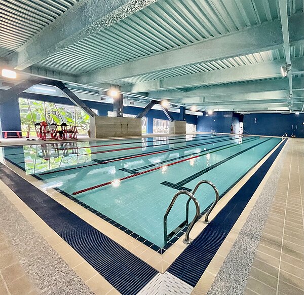 北市大安運動中心重新對外營運，泳池更引進「泳池防溺偵測系統」輔助救生員判斷水中情形。圖／體育局提供