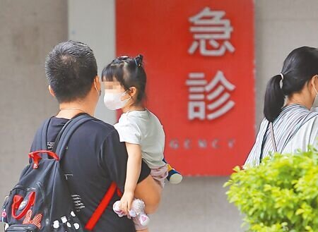 免疫負債洶湧而來,兒科醫師紛紛示警,社區至少有流感、腺病毒、呼吸道融合病毒(RSV)、腸病毒等4種病毒在流行,兒童首當其衝。圖為小朋友到急診就醫。(本報資料照片)