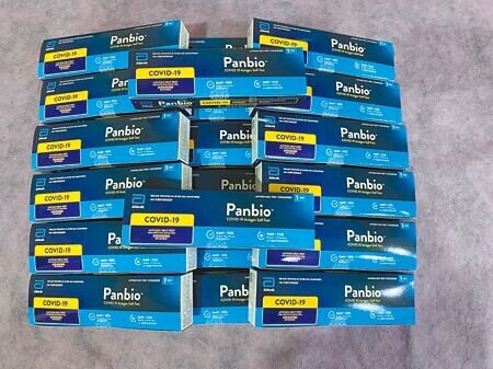 
疾管署針對接種莫德納XBB.1.5、公費流感、肺炎鏈球菌的65歲長者每接種1劑就獲10劑新冠肺炎快篩試劑政策，近日陸續將快篩劑配送到各合約醫療院。（馮惠宜攝）
