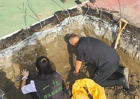 
彰化地檢署公布國中操場挖出人骨調查結果，經台大地質科學系確認，骨骸距今已有221年歷史。（本報資料照片）
