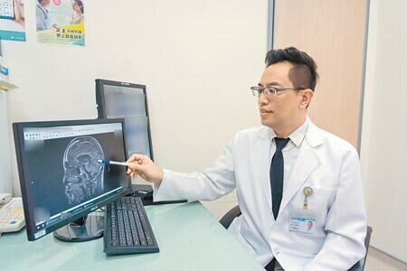 光田綜合醫院神經內科主任楊鈞百表示,纖維肌痛症與中樞神經系統的過度敏感化有關。(陳淑娥攝)