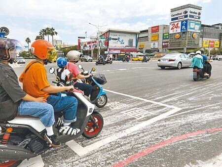 
台南市政府交通局在9月的道安會報上，提案通過將擇定路口試辦取消機車兩段式左轉並逐步推廣，但仍將同時保留路口兩段式左轉待轉區。（洪榮志攝）
