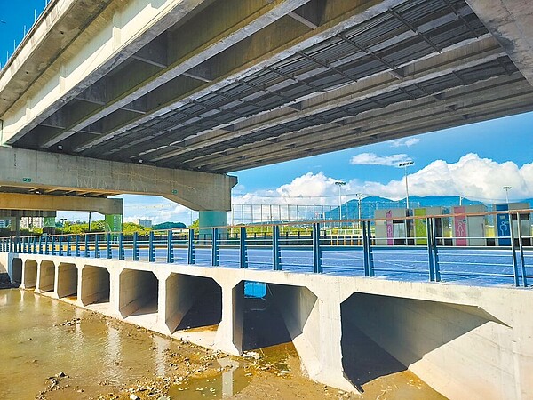 成蘆橋下的排水橋改建後為多孔版梁橋的型式,提升安全性及通洪效益。(新北市高灘處提供/蔡亞樺新北傳真)