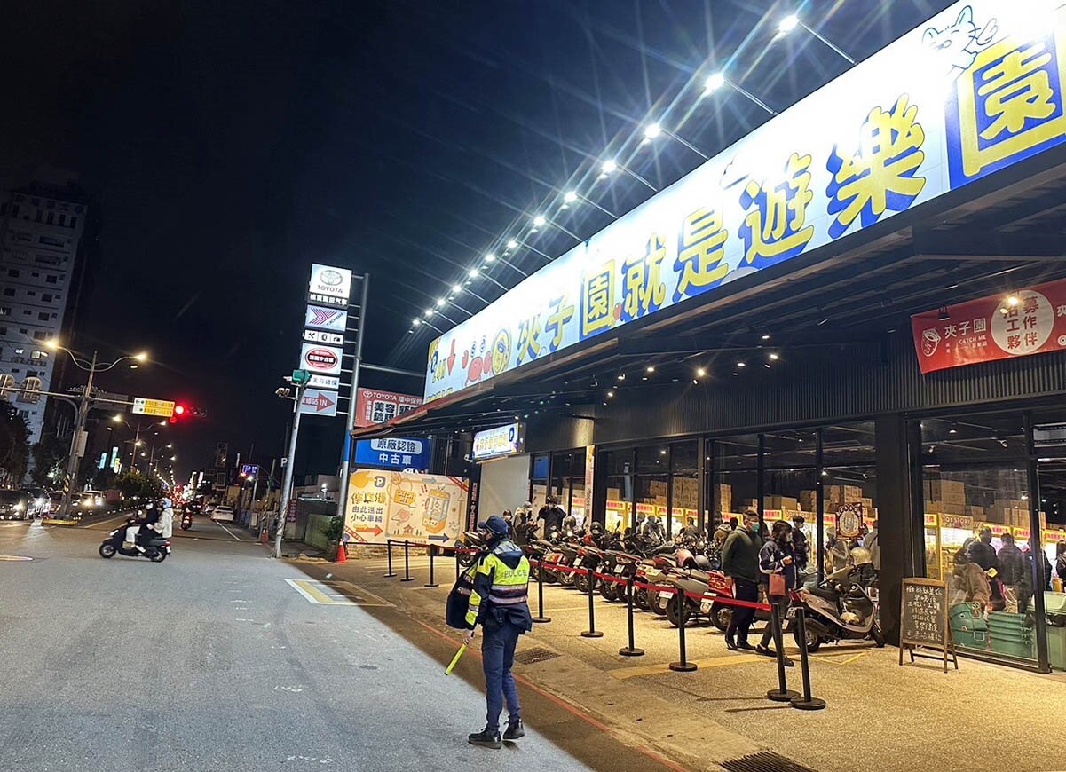 桃園市政府今天祭出「靜鄰專案」，針對住宅區內的酒店、夾娃娃機店、卡拉OK、麻將館等設施，將透過修法、聯合稽查加強執法。本報資料照片 