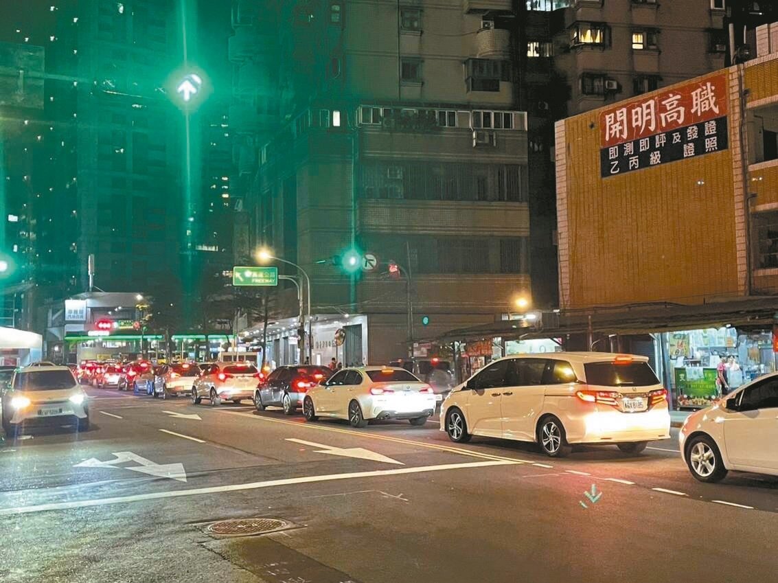 新店裕隆城周邊中興路三段一帶,下班時段車流量驚人,用路人苦不堪言。記者李成蔭/攝影