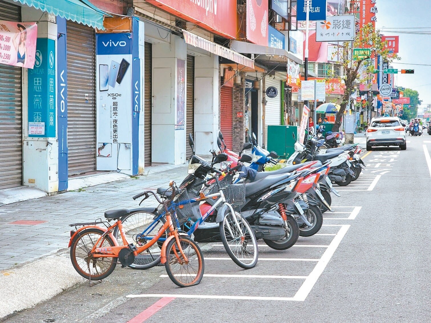 草屯鎮太平路機車停車格，長期放置2輛單車，不論Google街景更新、歲月更迭，它們都在。記者賴香珊／攝影 